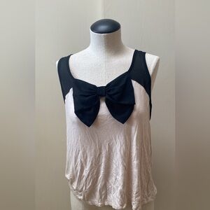 Mesh tank with bow